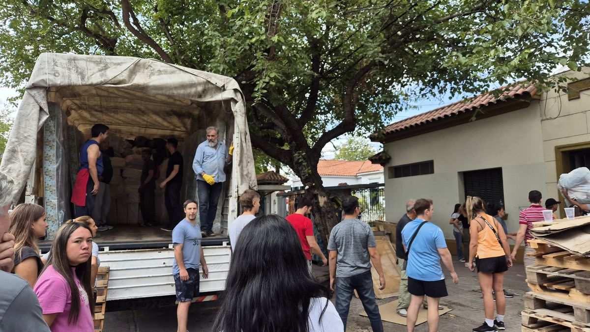 Así llenaban este viernes el camión que Julio Lozano conduciría hasta Bahía Blanca Así llenaban este viernes el camión que Julio Lozano conduciría hasta Bahía Blanca