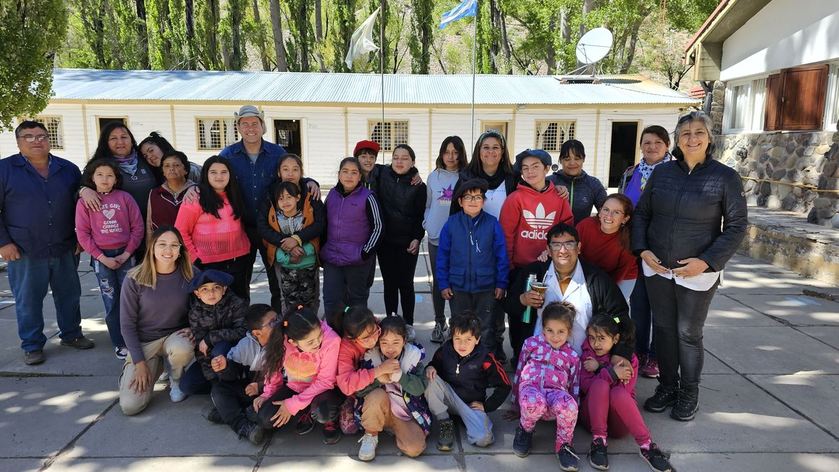 La comunidad educativa de la escuela albergue minutos antes de la despedida del equipo de Mendoza Profunda. La comunidad educativa de la escuela albergue minutos antes de la despedida del equipo de Mendoza Profunda.