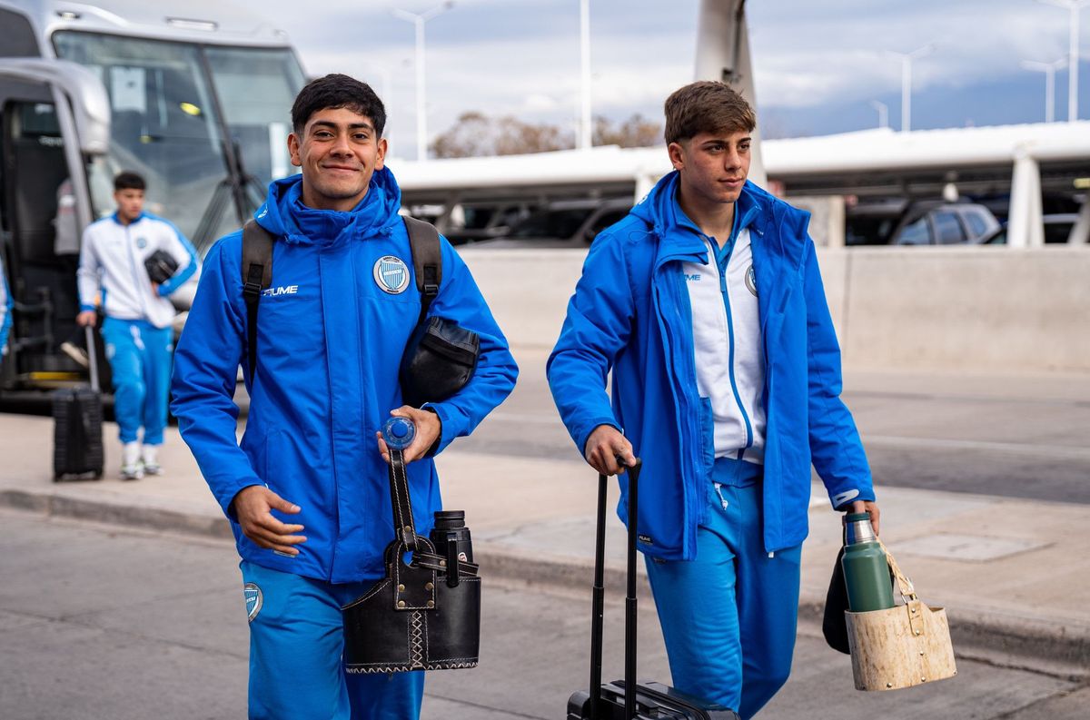 Mateo Mendoza y Juan Morán en el Aeropuerto previo al viaje a Brasil.