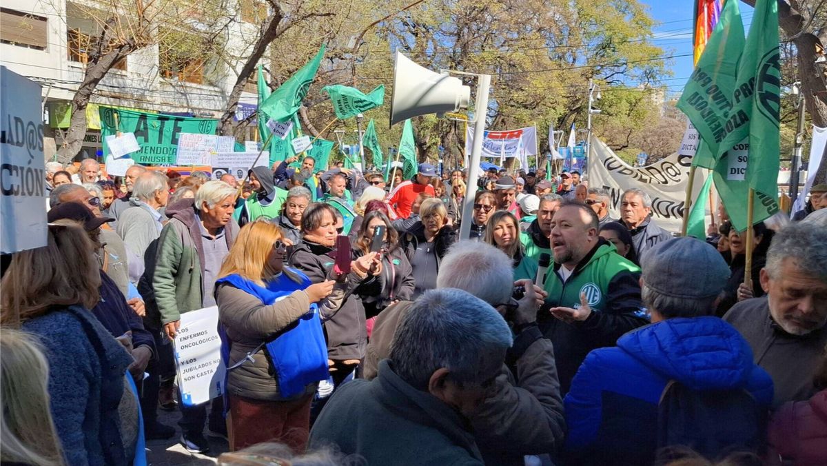 Representantes de ATE se manifestaron en la Legislatura para repudiar el proyecto de reforma del empleo público de Alfredo Cornejo.