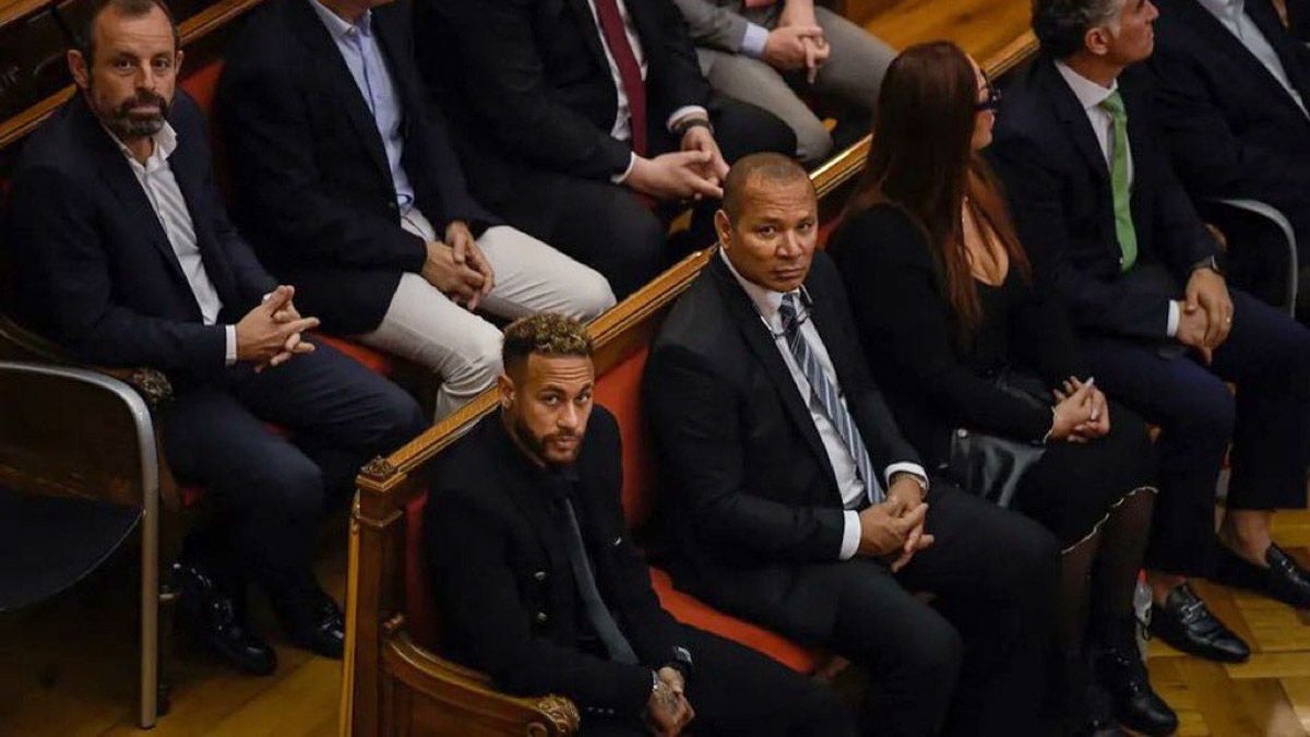 Neymar asistió este lunes a los tribunales en España, a casi un mes para que ruede la pelota en el Mundial Qatar 2022.