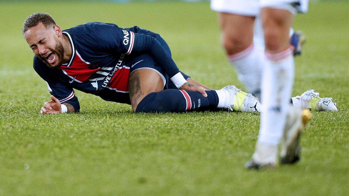 Neymar y una imagen que se ve mucho dentro de la cancha.