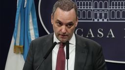 Manuel Adorni anunció la eliminación de fondos fiduciarios para ciencia y vivienda.