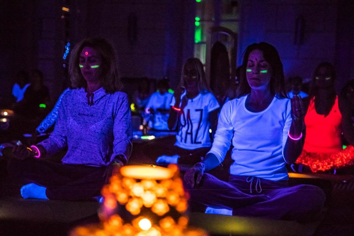 Yoga a Ciegas: nueva experiencia sensorial al atardecer en el Hilton Hotel Mendoza.