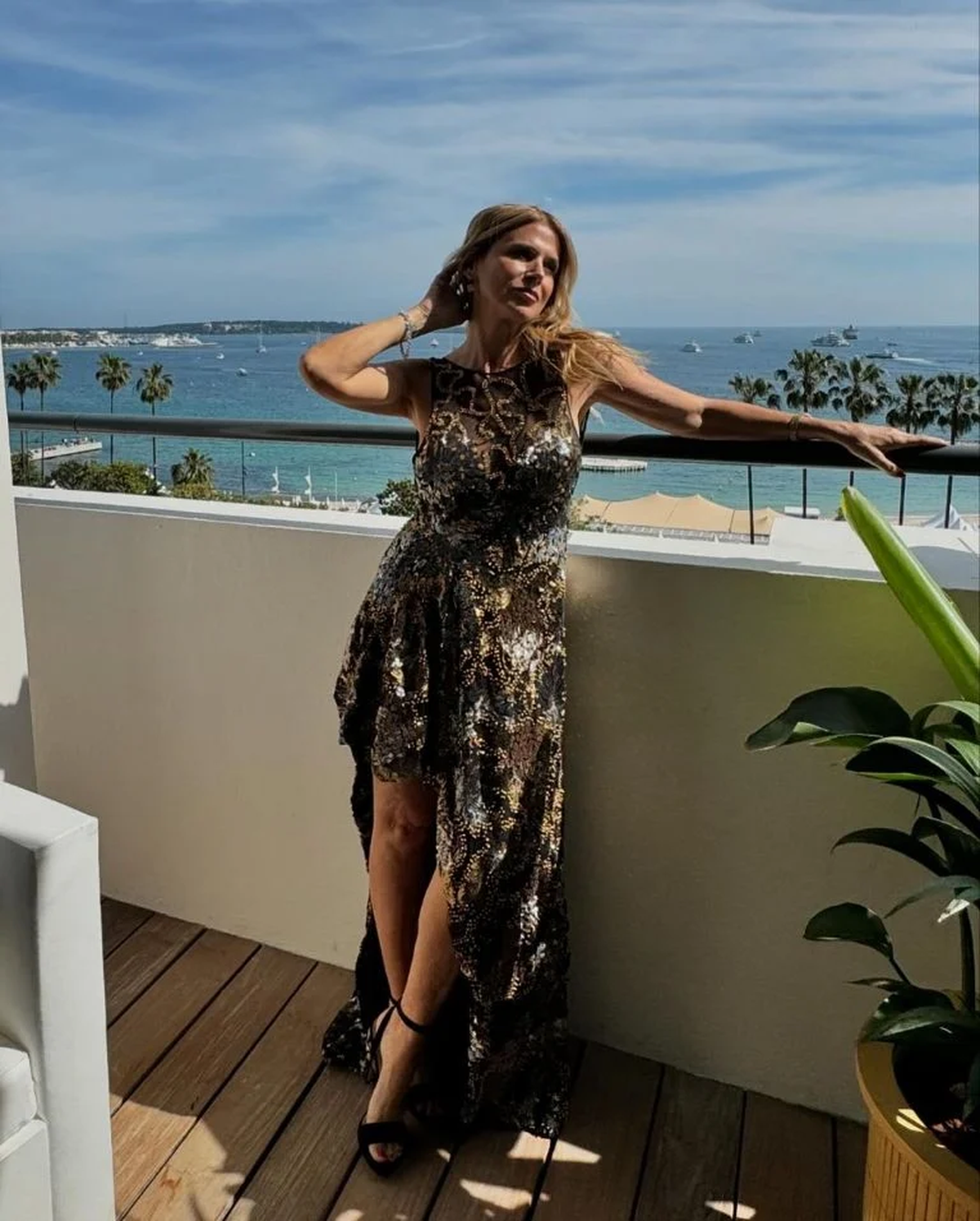 A sus 57 años, Flavia Palmiero confirma que es la reina de las transparencias y paraliza Cannes. A sus 57 años, Flavia Palmiero confirma que es la reina de las transparencias y paraliza Cannes.