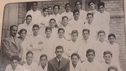 El profesor Manuel Domínguez, abajo -al centro- con alumnos de la Escuela Normal Mixta Tomás Godoy Cruz, del cual era director. Fue asesinado en 1950.