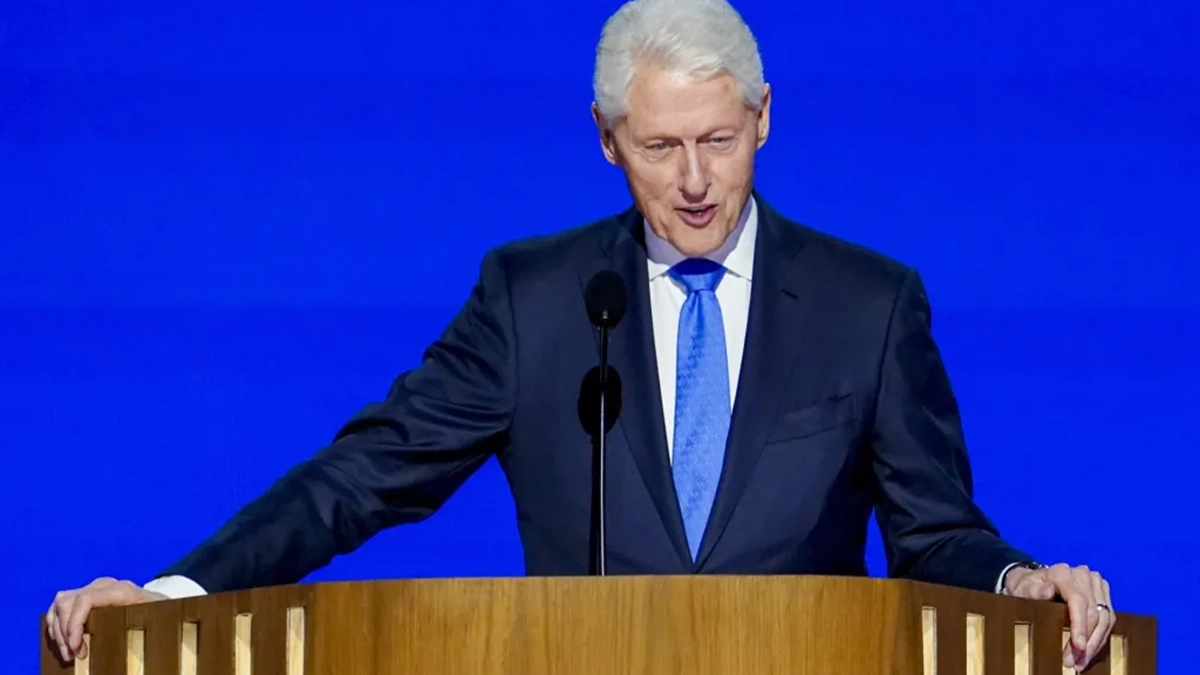 El expresidente estadounidense Bill Clinton pronuncia un discurso durante la tercera noche de la Convención Nacional Demócrata en Chicago. Crédito: EFE/Will Oliver.