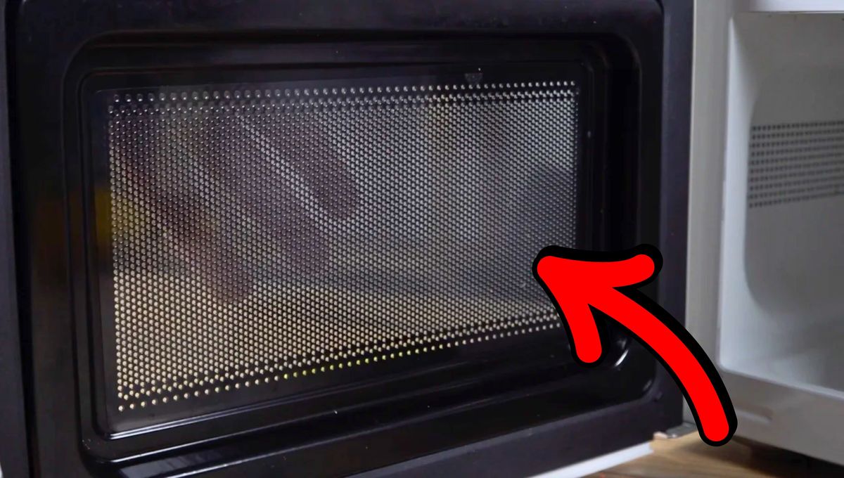 Por qué la puerta del microondas tiene una rejilla de puntos negros y qué significa