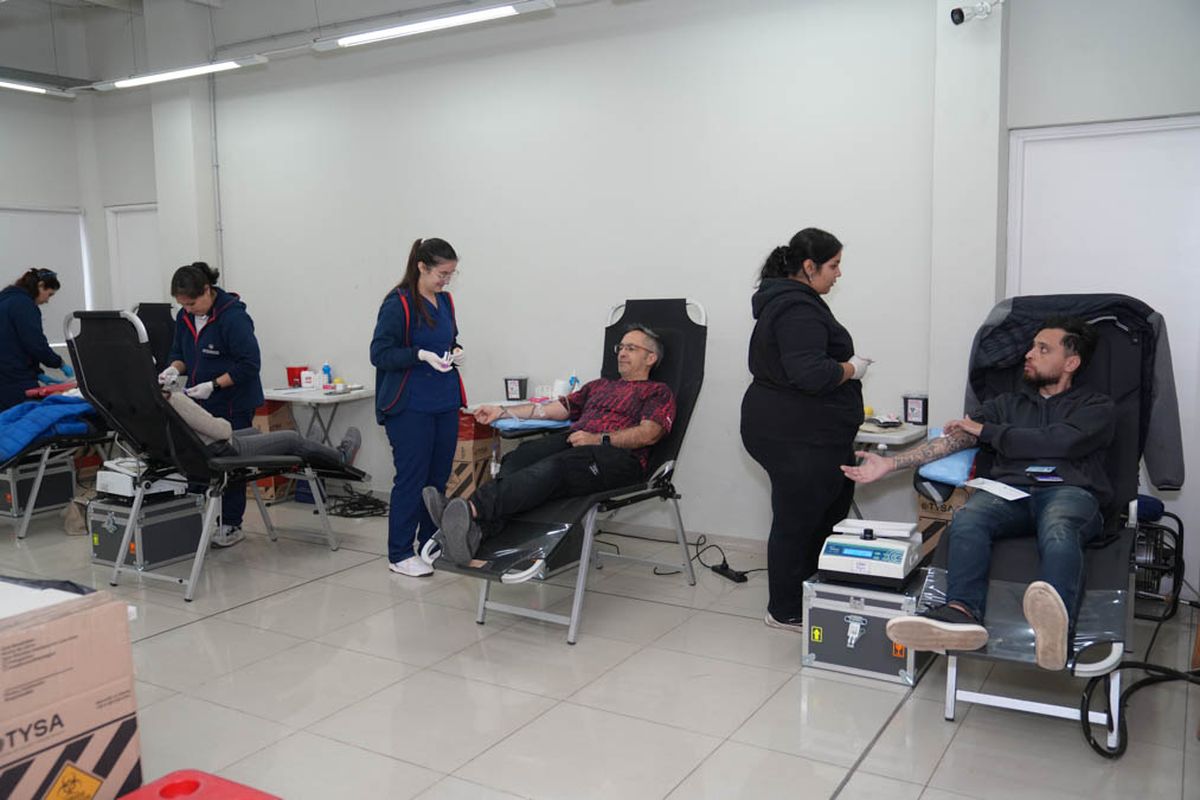 Con una importante convocatoria, decenas de personas llegaron al cuartel de los Bomberos Voluntarios de Luján con la intención de donar su sangre, entendiendo que es una acción solidaria que puede salvar hasta cuatro vidas. Con una importante convocatoria, decenas de personas llegaron al cuartel de los Bomberos Voluntarios de Luján con la intención de donar su sangre, entendiendo que es una acción solidaria que puede salvar hasta cuatro vidas.