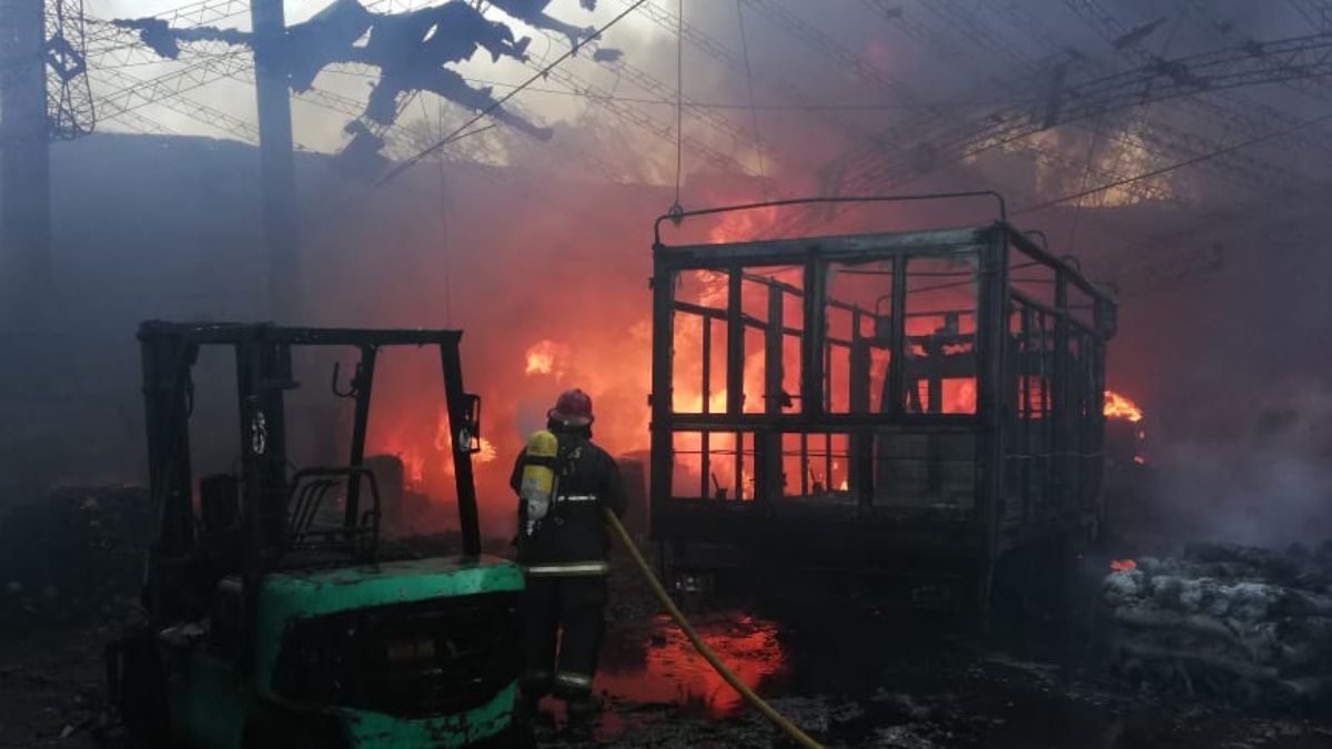Las dotaciones de cuatro cuarteles de bomberos trabajan en la tarea de aplacar las llamas en el incendio de un depósito de una empresa de transporte en San José