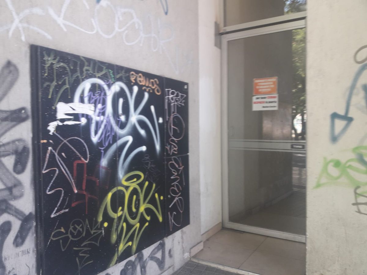 Ingreso a un edificio de departamentos en Pedro Molina casi Patricias, de Ciudad.