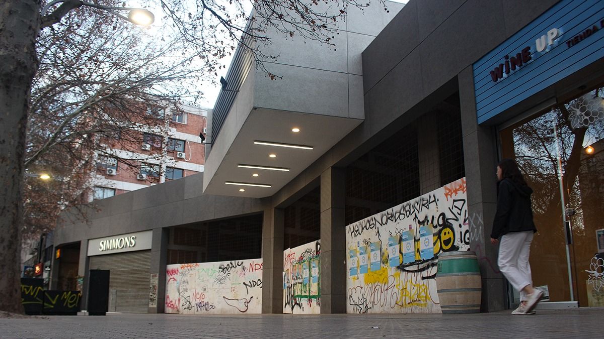 Los escasos locales que lograron inaugurase en el conocido Pozo de Maristas, deben convivir con otros desocupados y sin terminar. Los escasos locales que lograron inaugurase en el conocido Pozo de Maristas, deben convivir con otros desocupados y sin terminar.