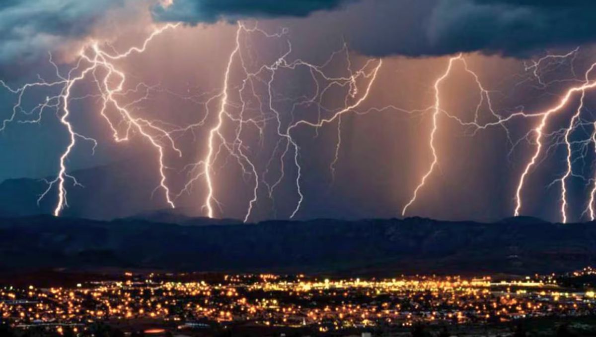 Puede haber hasta 260 noches de relámpagos al año, con descargas que duran entre 10 y 12 horas por noche. Puede haber hasta 260 noches de relámpagos al año, con descargas que duran entre 10 y 12 horas por noche.