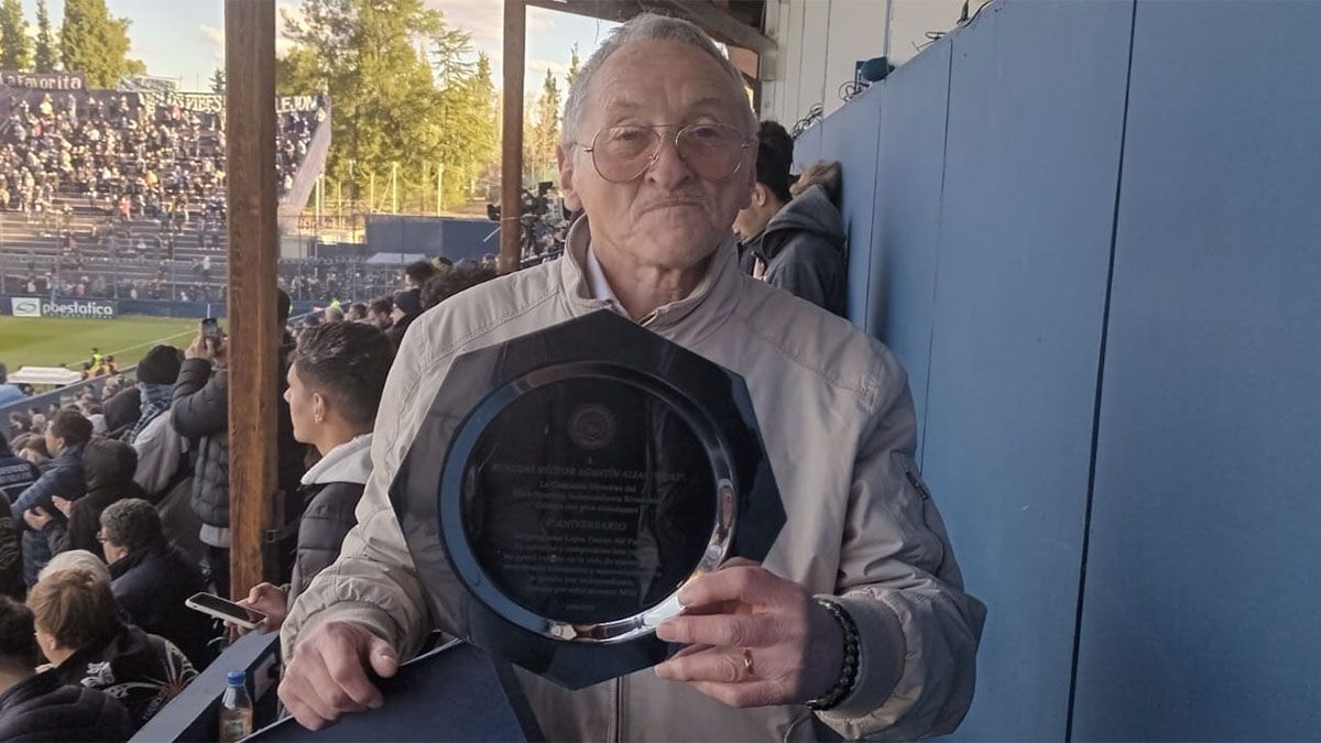 Micky se mostró emocionado por la plaqueta que recibió. Micky se mostró emocionado por la plaqueta que recibió.