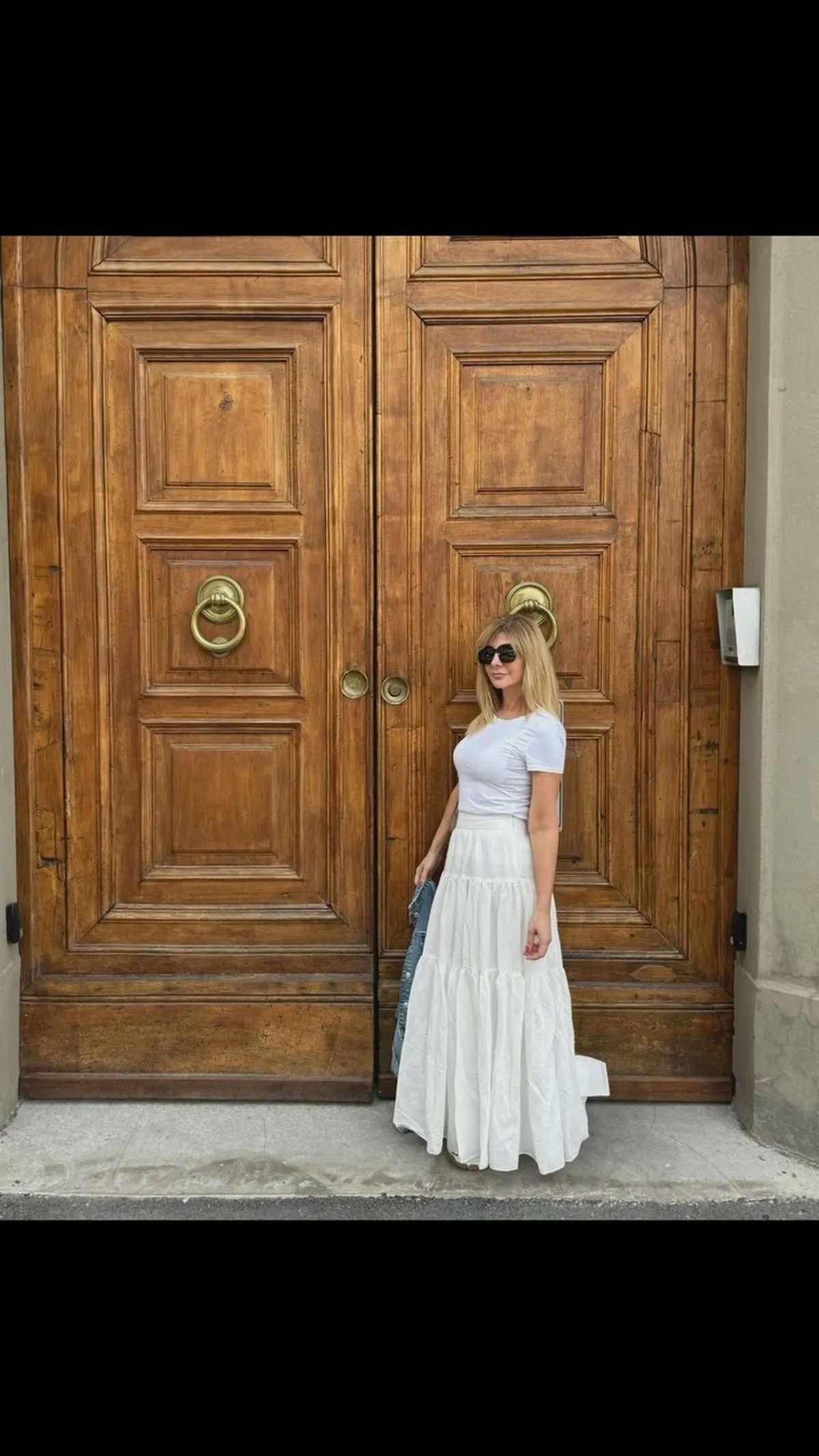 A sus 54 años, Débora Plager se suma a las transparencias off-white y paraliza el verano europeo.