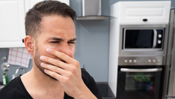 Cómo quitar el mal olor del microondas usando un poco de café
