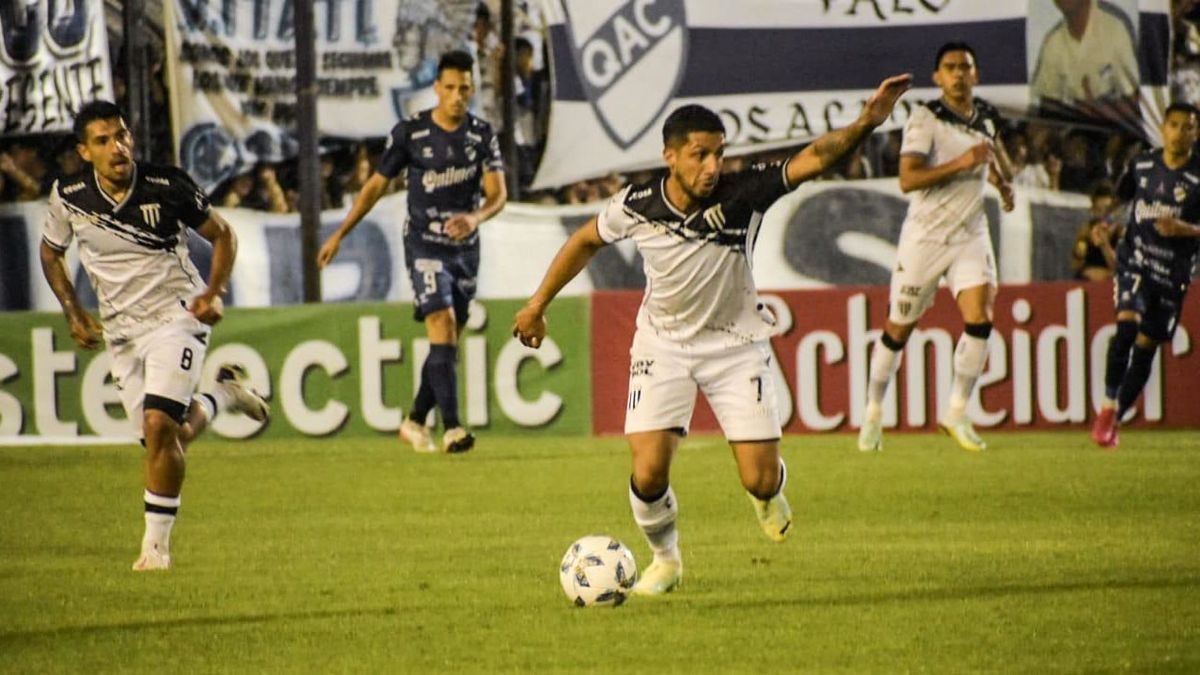 El Lobo jugará los cuarenta cinco minutos con Quilmes del partido que se suspendió el sábado último por la agresión al arquero Brian Olivera. El Lobo jugará los cuarenta cinco minutos con Quilmes del partido que se suspendió el sábado último por la agresión al arquero Brian Olivera.