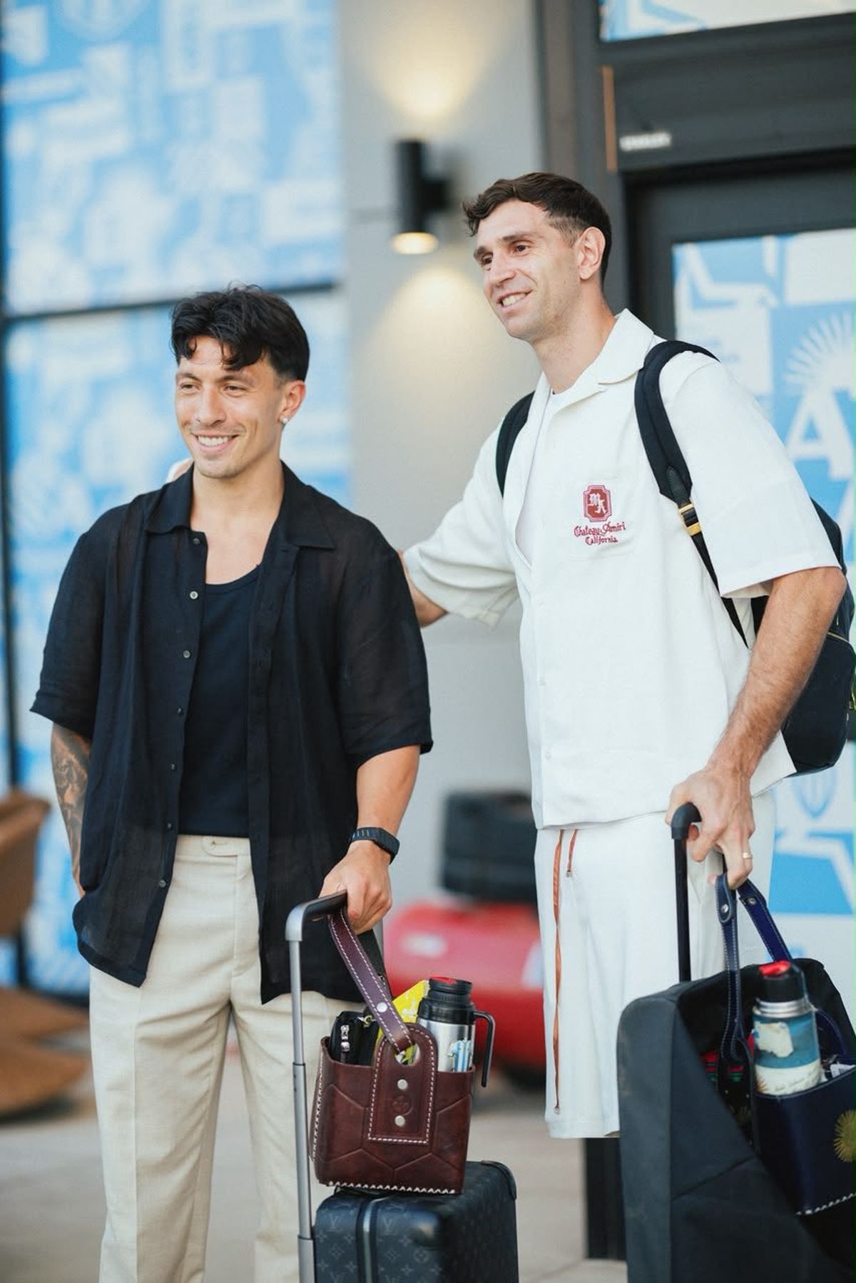 Dibu llegó con Lisandro Martínez desde Inglaterra.