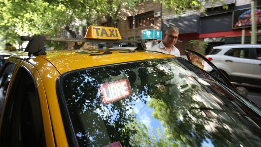 Coronavirus en Mendoza: los dueños de taxis decidieron recortar el servicio nocturno y reducir la cantidad de autos