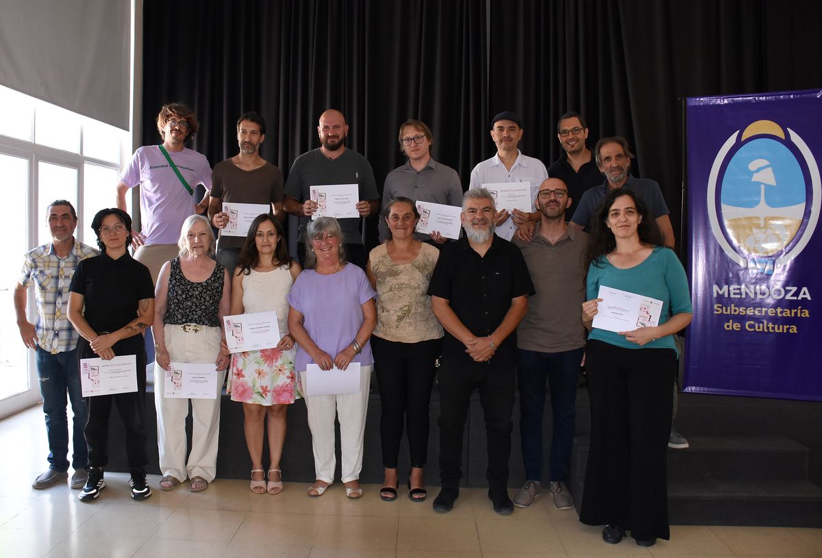 El subsecretario de Cultura Diego Gareca junto al jurado y los ganadores de las 6 categorías del certamen literario Vendimia. El subsecretario de Cultura Diego Gareca junto al jurado y los ganadores de las 6 categorías del certamen literario Vendimia.