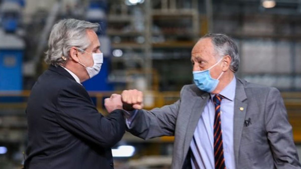 Alberto Fernández y el titular de la UIA, Daniel Funes de Rioja.