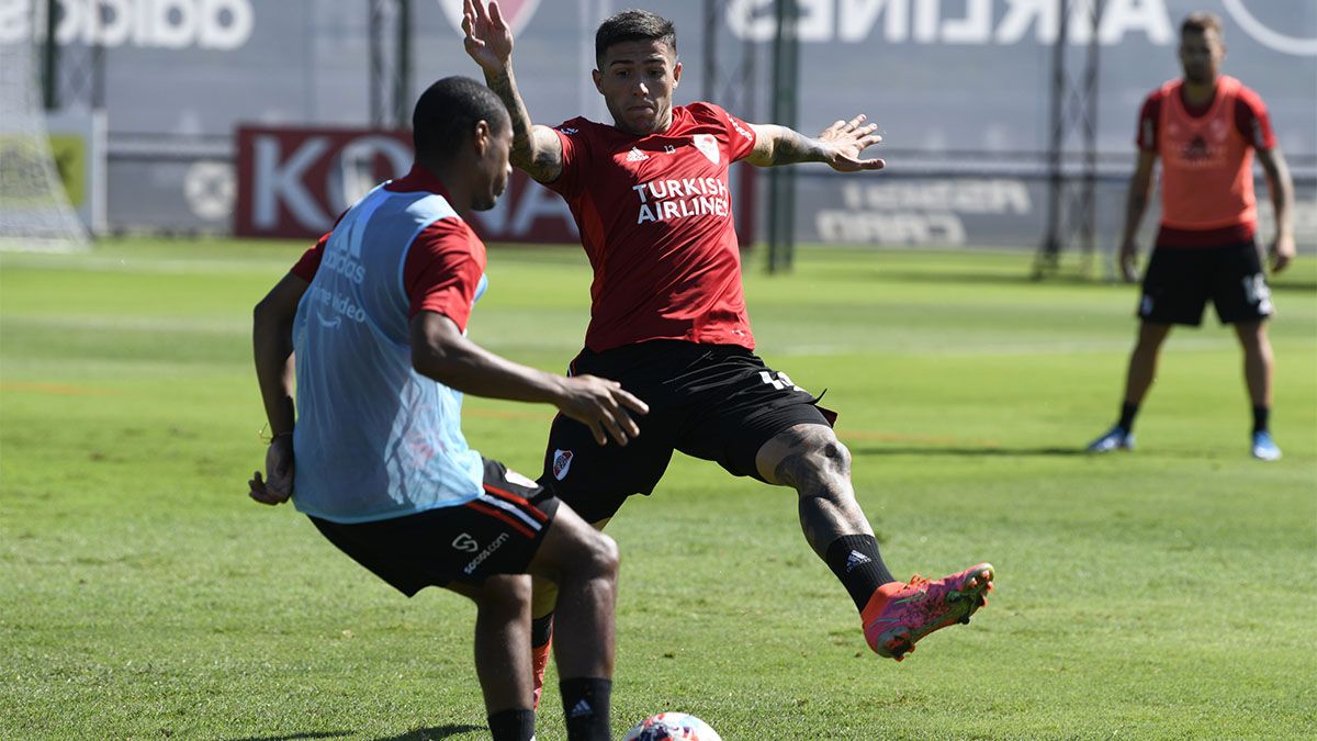 Nicolás De la Cruz enfrenta a Agustín Palavecino en el entrnamiento de River.