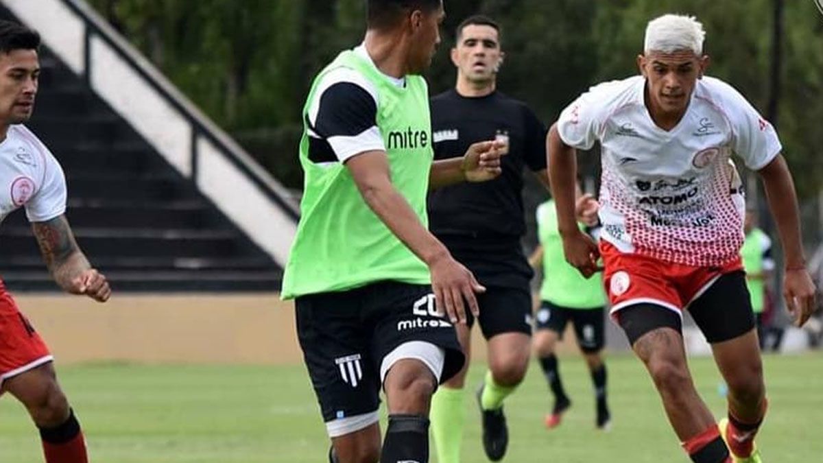 Aarón Agüero fue titular en el amistoso ante Gimnasia y luego firmó el contrato.