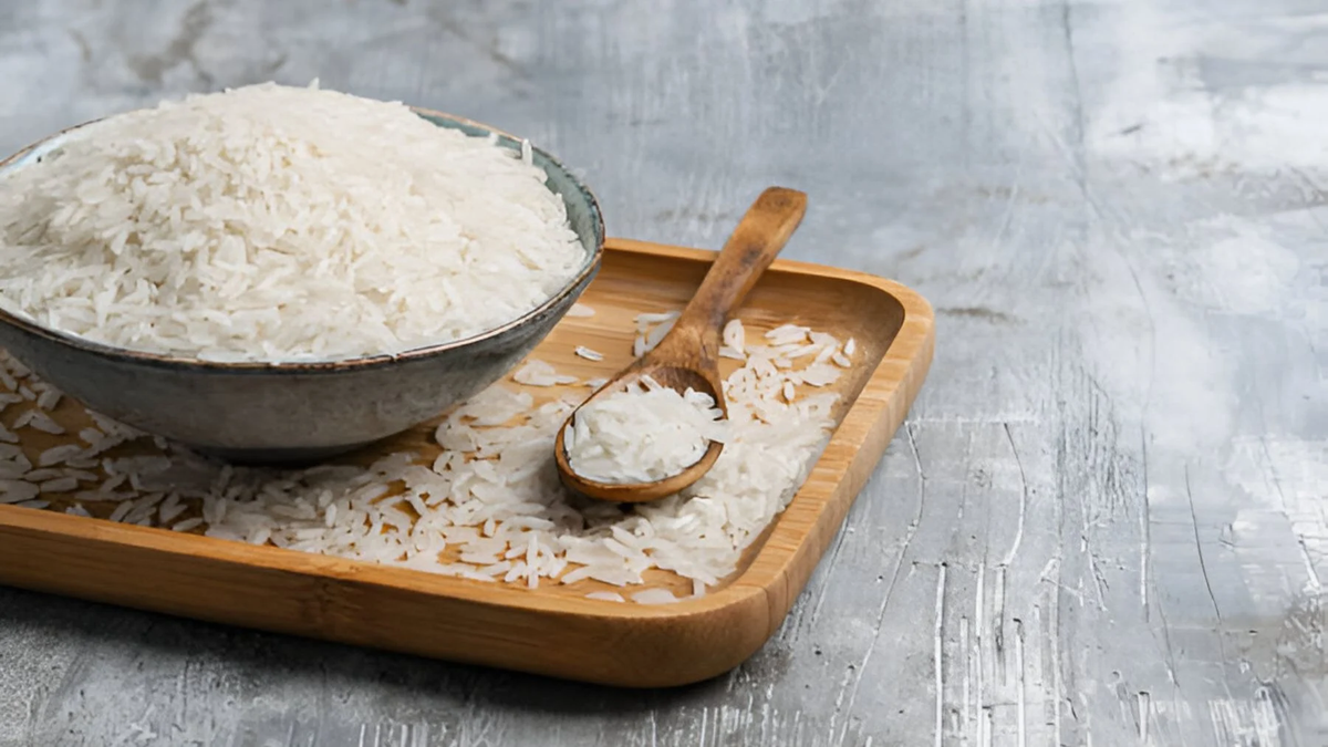 El arroz brasileño se distingue por su grano uniforme, textura suave y sabor delicado que se mantiene al cocinarlo.
