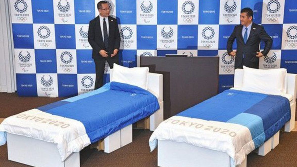 Presentaci&oacute;n de las camas anti sexo para los juegos de Tokio.