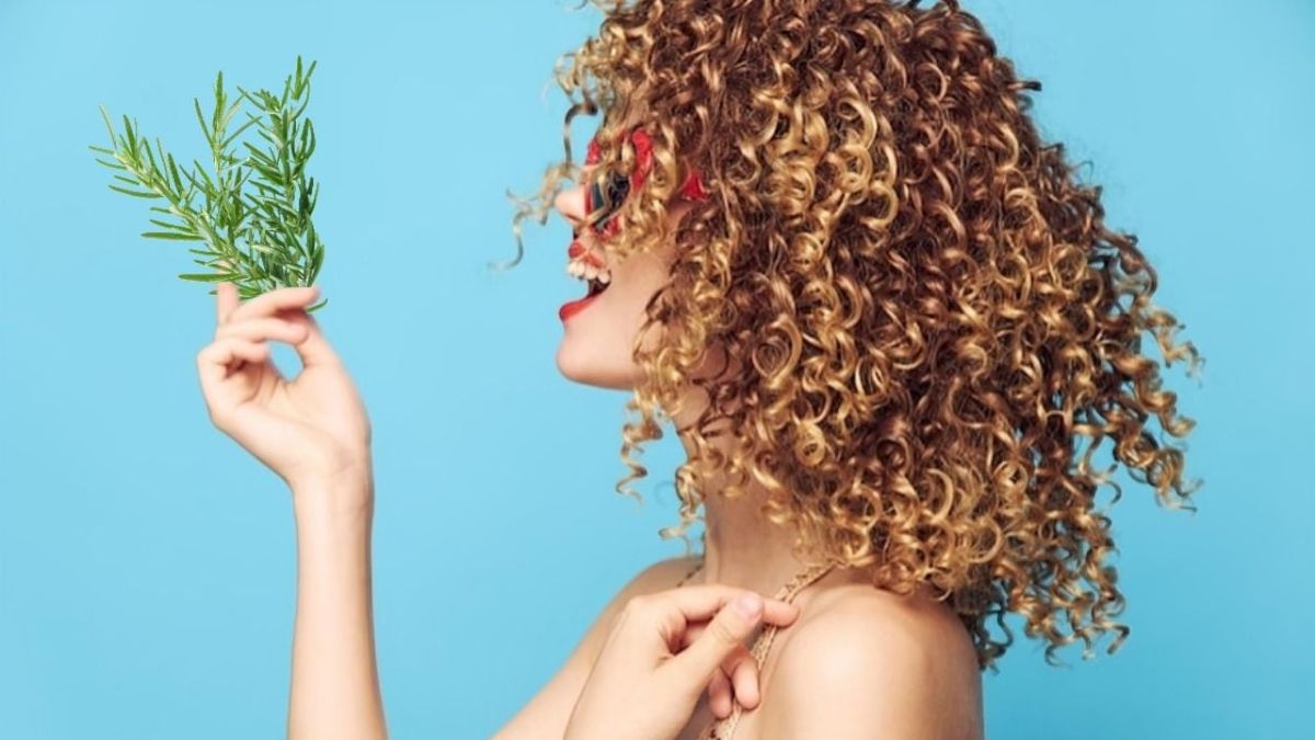 Qué beneficios tiene el aceite de romero para el cabello.