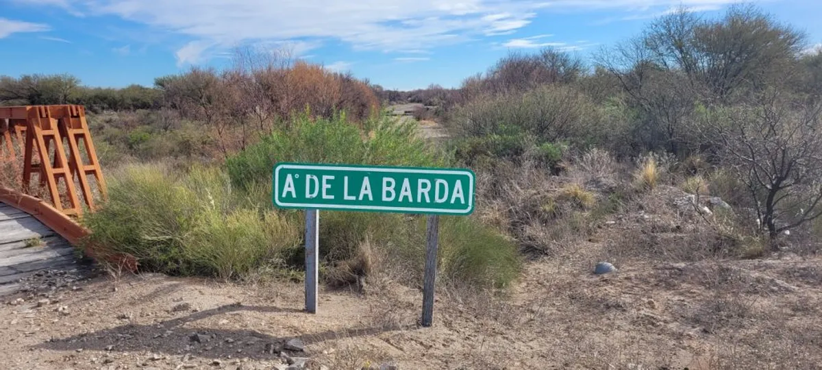 Uno de los arroyos que cruzan el Atuel en Mendoza. Uno de los arroyos que cruzan el Atuel en Mendoza.