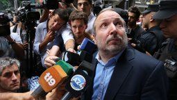 Sabbatella no pudo ingresar a la Afsca y advirtió que el Gobierno desobedece una orden judicial