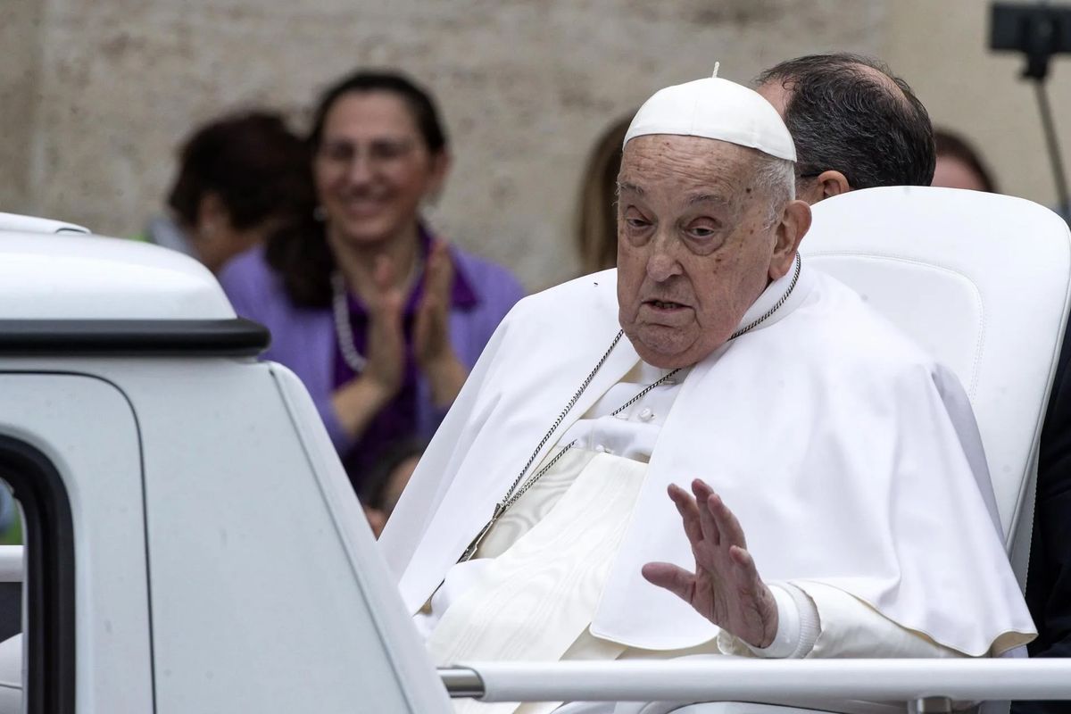 Foto tomada ayer 20/04/2025 del papa Francisco mientras saluda a los asistentes tras la bendición Urbi et Orbi en la Plaza de San Pedro Vaticano. Crédito: EFE/ Angelo Carconi.