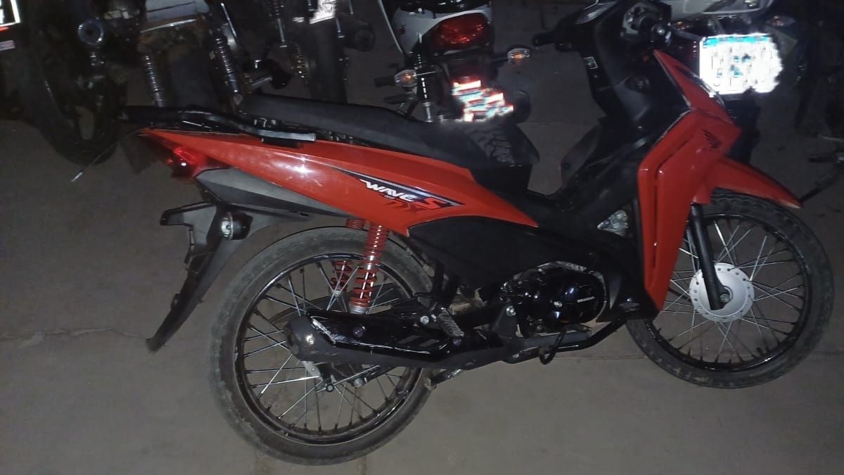 Un sujeto quiso escapar en esta moto, pero lo atraparon luego de un choque. Un sujeto quiso escapar en esta moto, pero lo atraparon luego de un choque. 