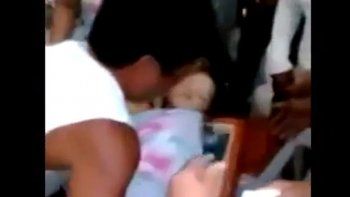 Video: una niña de 3 años despertó en su propio funeral