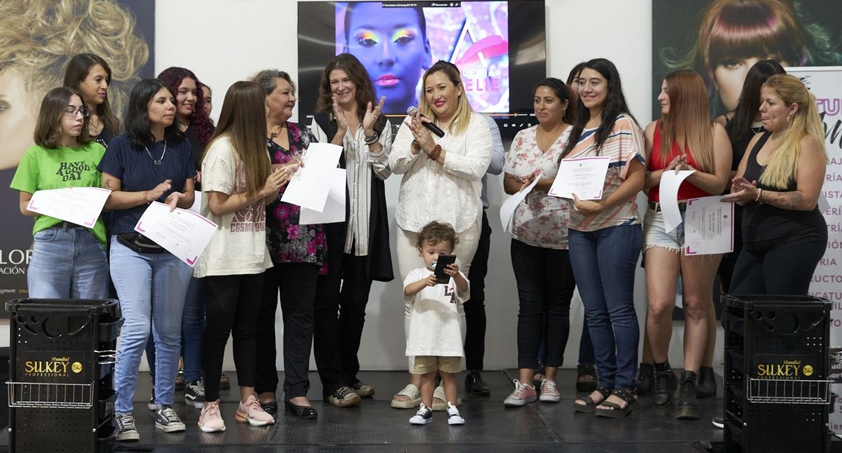 Se entregaron las becas a las 20 personas que podrán capacitarse para llevar adelante un emprendimiento o insertarse en el mundo laboral. Se entregaron las becas a las 20 personas que podrán capacitarse para llevar adelante un emprendimiento o insertarse en el mundo laboral.