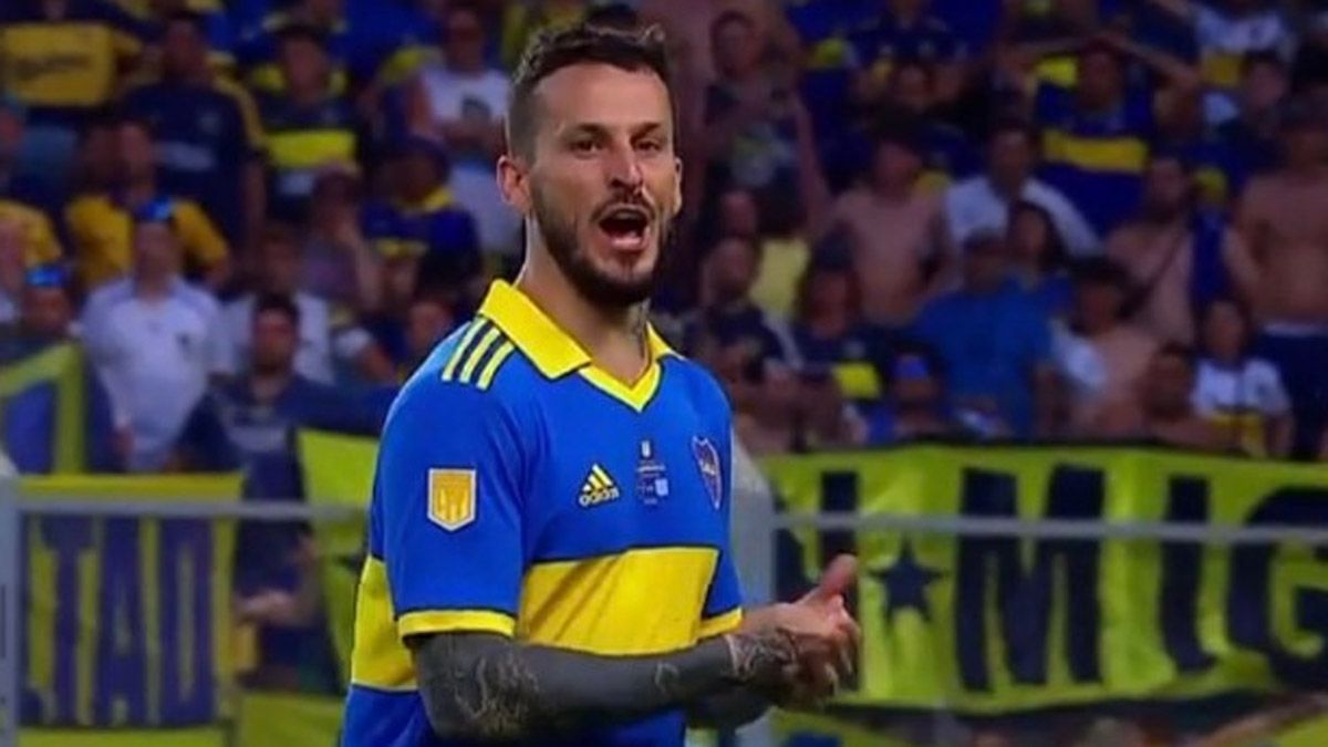 Darío Benedetto no soportó el gol de Racing, que le terminó dando la consagración a la Academia en el Trofeo de Campeones.