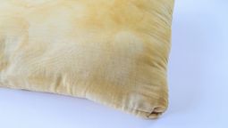 Qué significa que la almohada tenga manchas amarillas en su tela