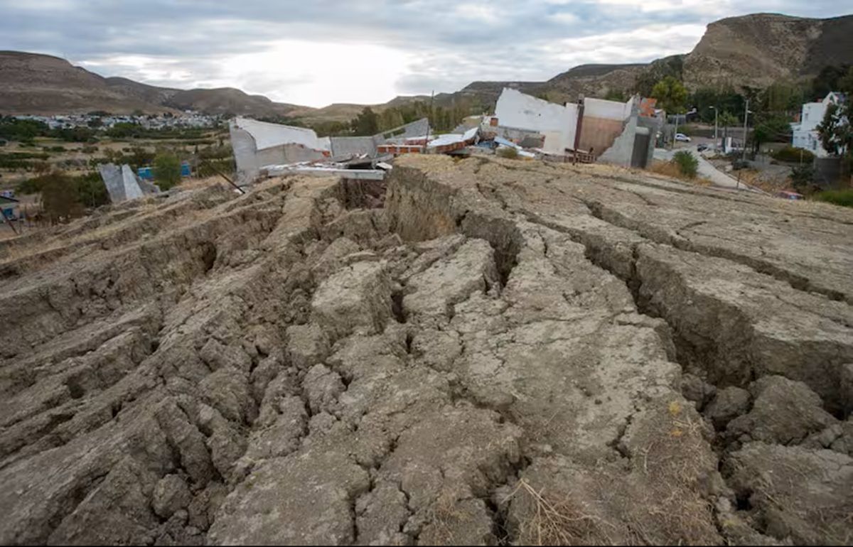Toma registrada horas después del derrumbe en el Cerro Hermitte, en Comodoro. Toma registrada horas después del derrumbe en el Cerro Hermitte, en Comodoro.