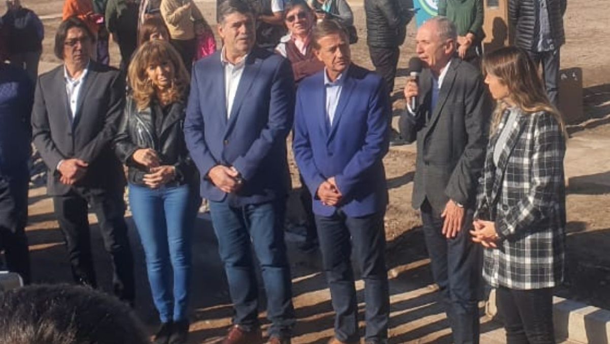El gobernador Rodolfo Suarez junto al vicegobernador Mario Abed y el intendente de San Martín, Raúl Rufeil.