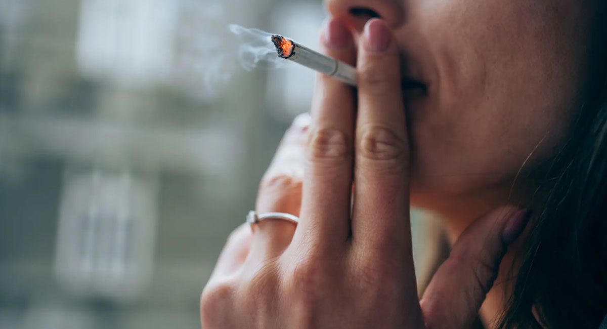 Fumar en exceso puede provocar en las personas graves enfermedades como distintos tipos de cáncer y problemas cardiovasculares. Fumar en exceso puede provocar en las personas graves enfermedades como distintos tipos de cáncer y problemas cardiovasculares.