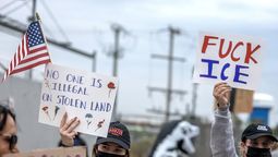 Activistas sostienen carteles contra ICE durante una manifestación, en una ciudad de Estados Unidos. Crédito: EFE. Activistas sostienen carteles contra ICE durante una manifestación, en una ciudad de Estados Unidos. Crédito: EFE.