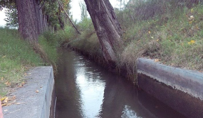 Murió un niño de dos años que cayó a un cauce de riego