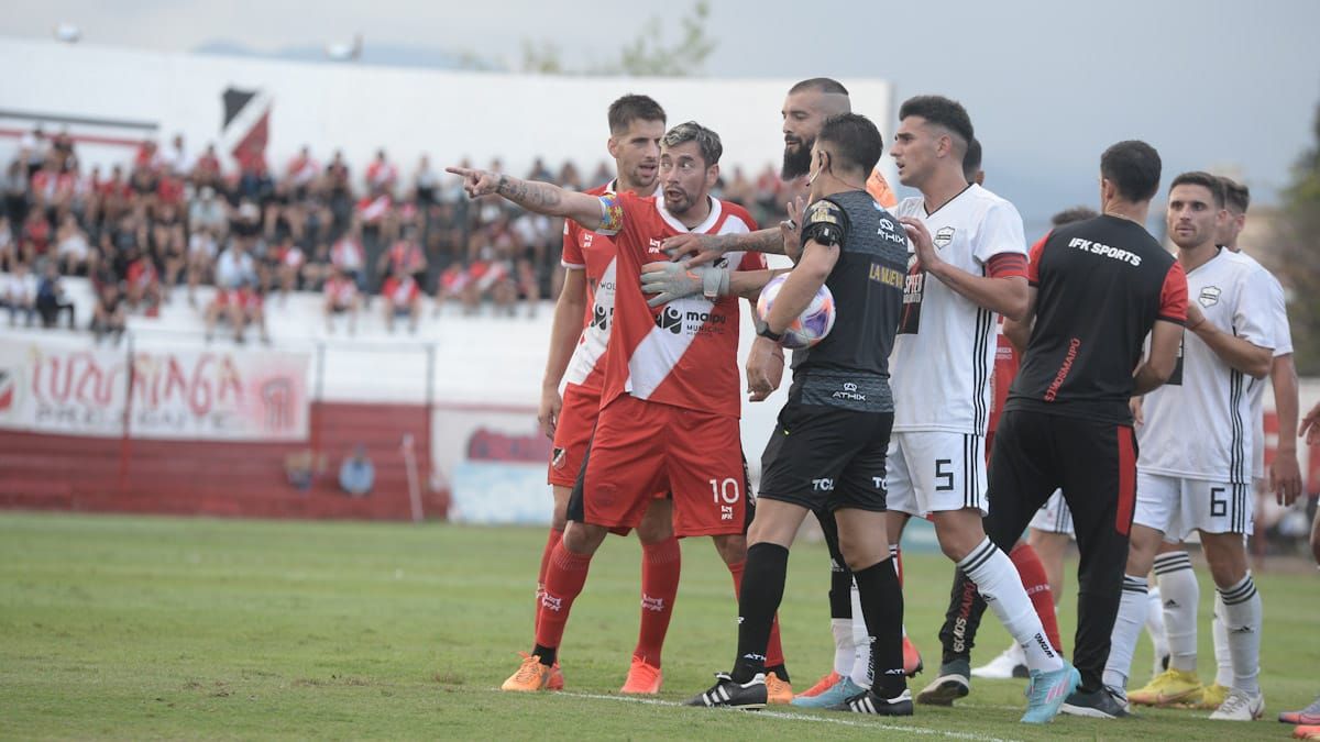 Riestra ensució mucho el juego y Sambueza tuvo que irse con un golpe