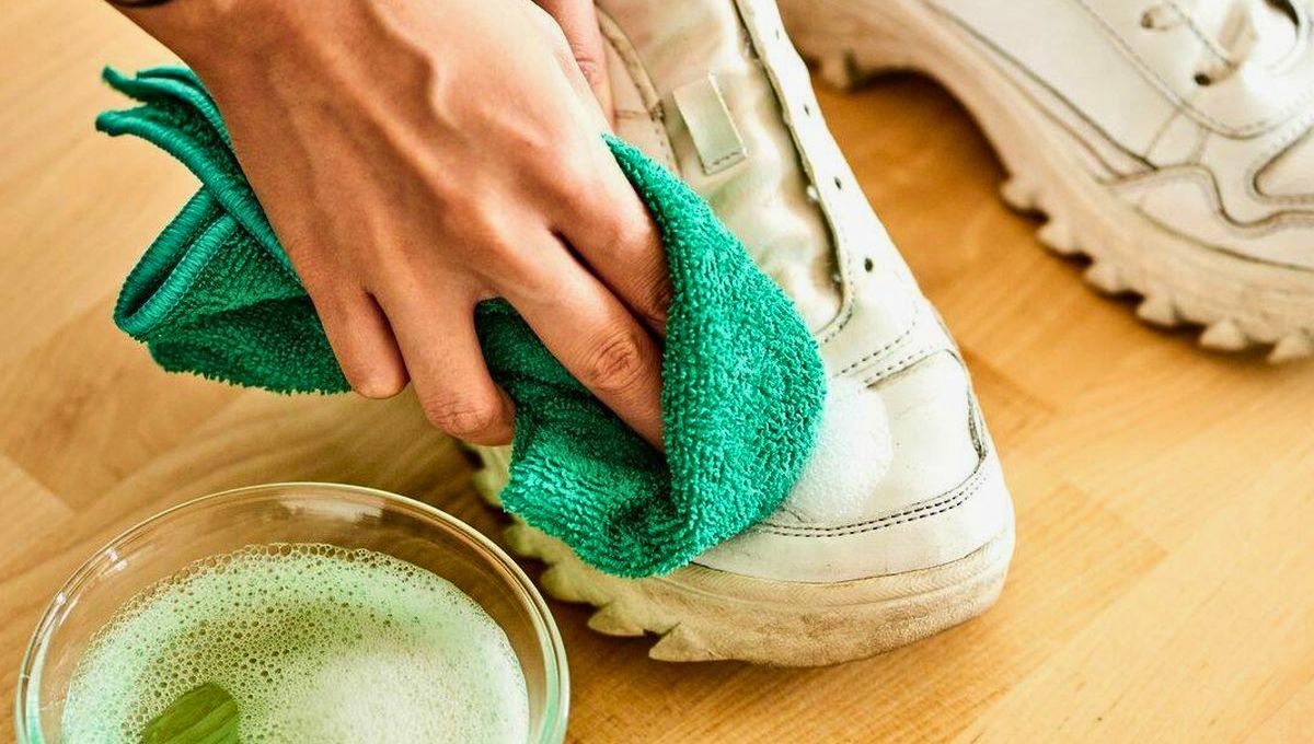 Ni vinagre, ni bicarbonato: el elemento casero con el que puedes dejar tus zapatillas como nuevas
