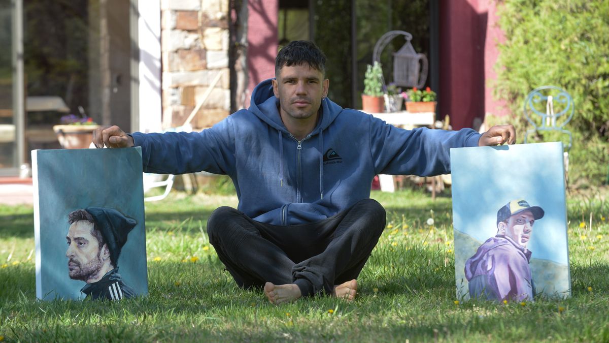Retratos. Leandro muestra en el tranquilo patio de su casa lujanina parte de sus obras pictóricas.