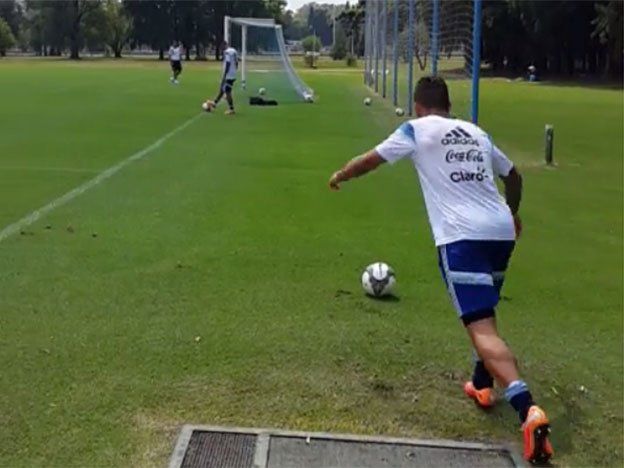 Más o menos la derecha de Driussi…