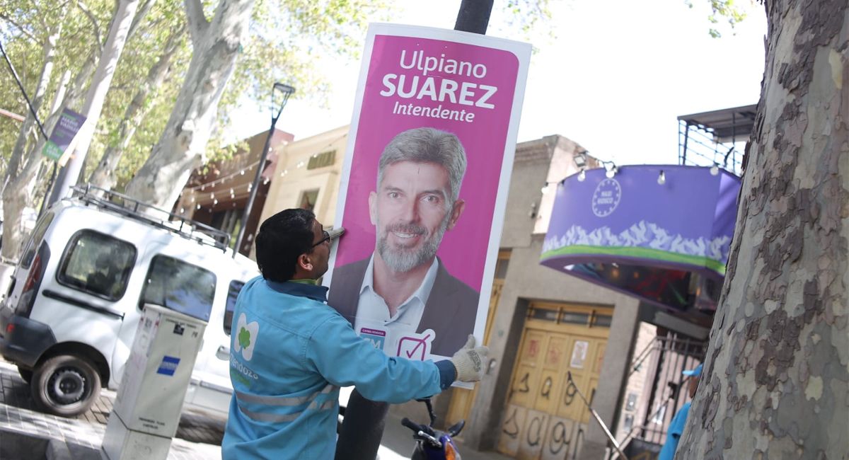 Retiran la cartelería política de la ciudad de Mendoza.