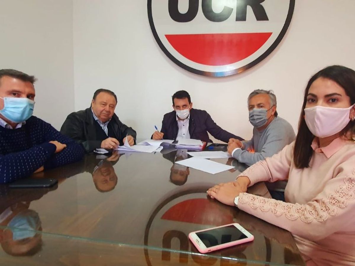 Héctor Bonarrico, Tadeo García Zalazar y Alfredo Cornejo en la firma de la incorporación de MasFe a Cambia Mendoza, en julio de 2021.