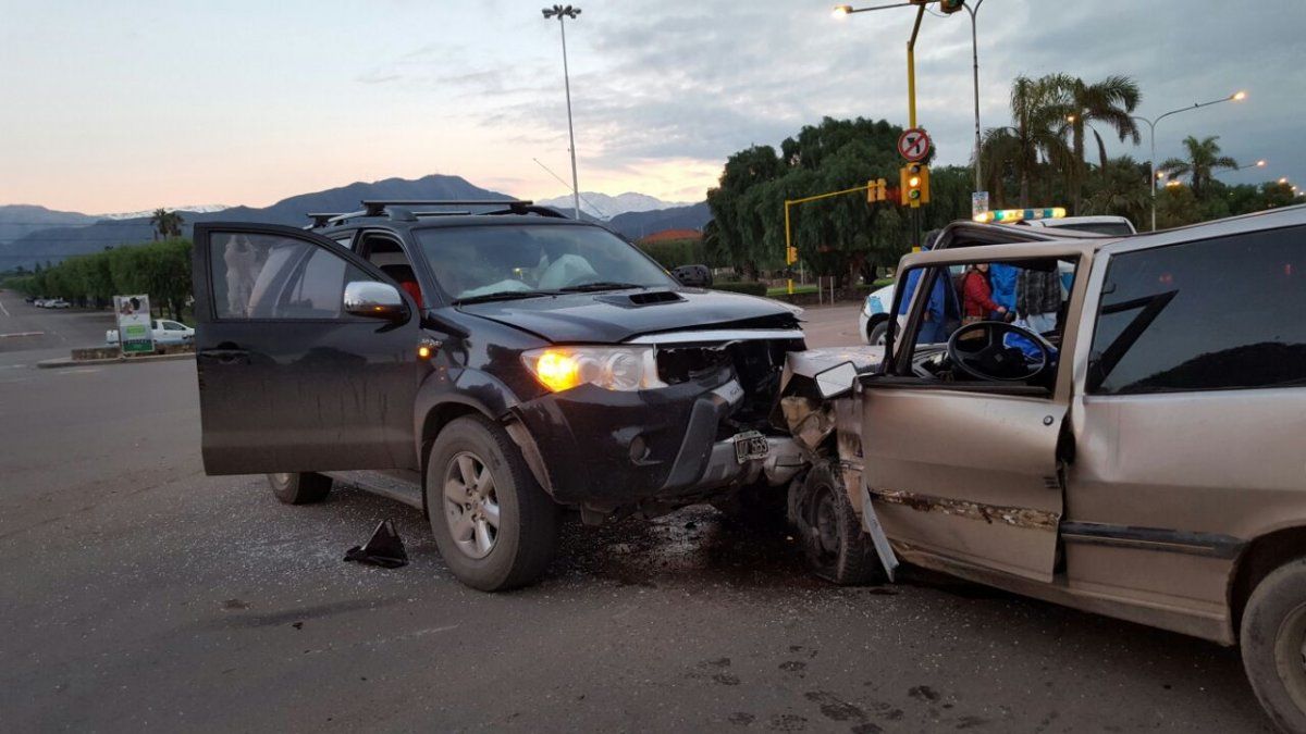 Un accidente frontal entre una camioneta y un auto dejó cuatro heridos